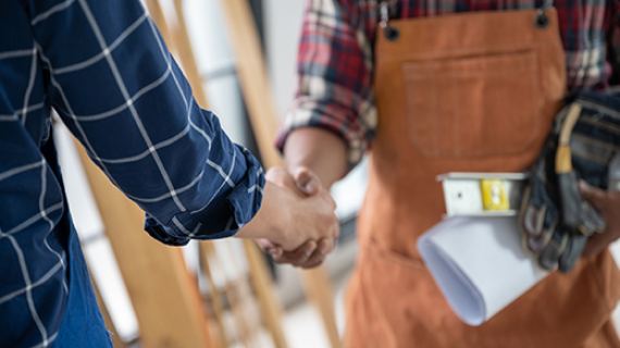 Handwerker geben sich die Hand 